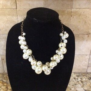 Fun bulky pearl necklace with gold chain. Really cute.